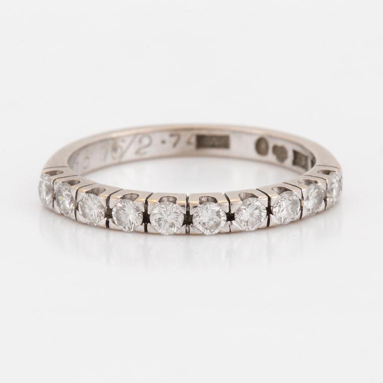 HALVALLIANSRING med briljantslipade diamanter.