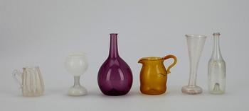 SKRIVSKÅP för dockskåp, FOTOGENLAMPA samt MINIATYRFÖREMÅL i glas, 6 st. Ca 1900.