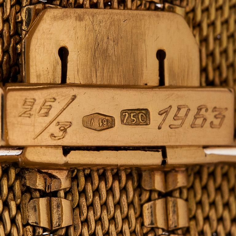 An 18K gold bracelet.