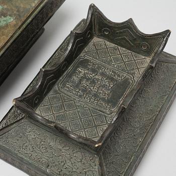 A bronze box with cover, Late Qing dynasty.