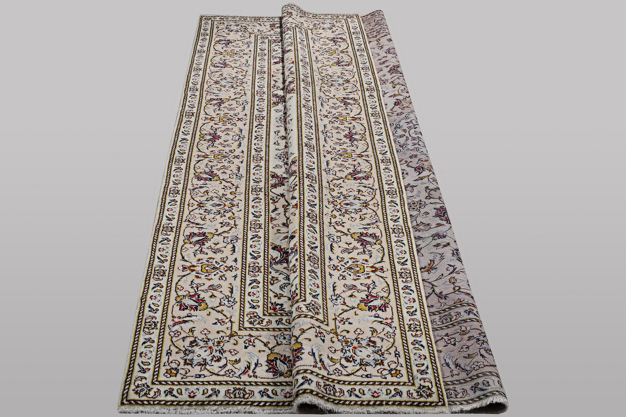 A carpet, Kashan, ca 298 x 197 cm.
