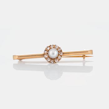 1057. A CG Hallberg brooch set with a pearl and old-cut diamonds.