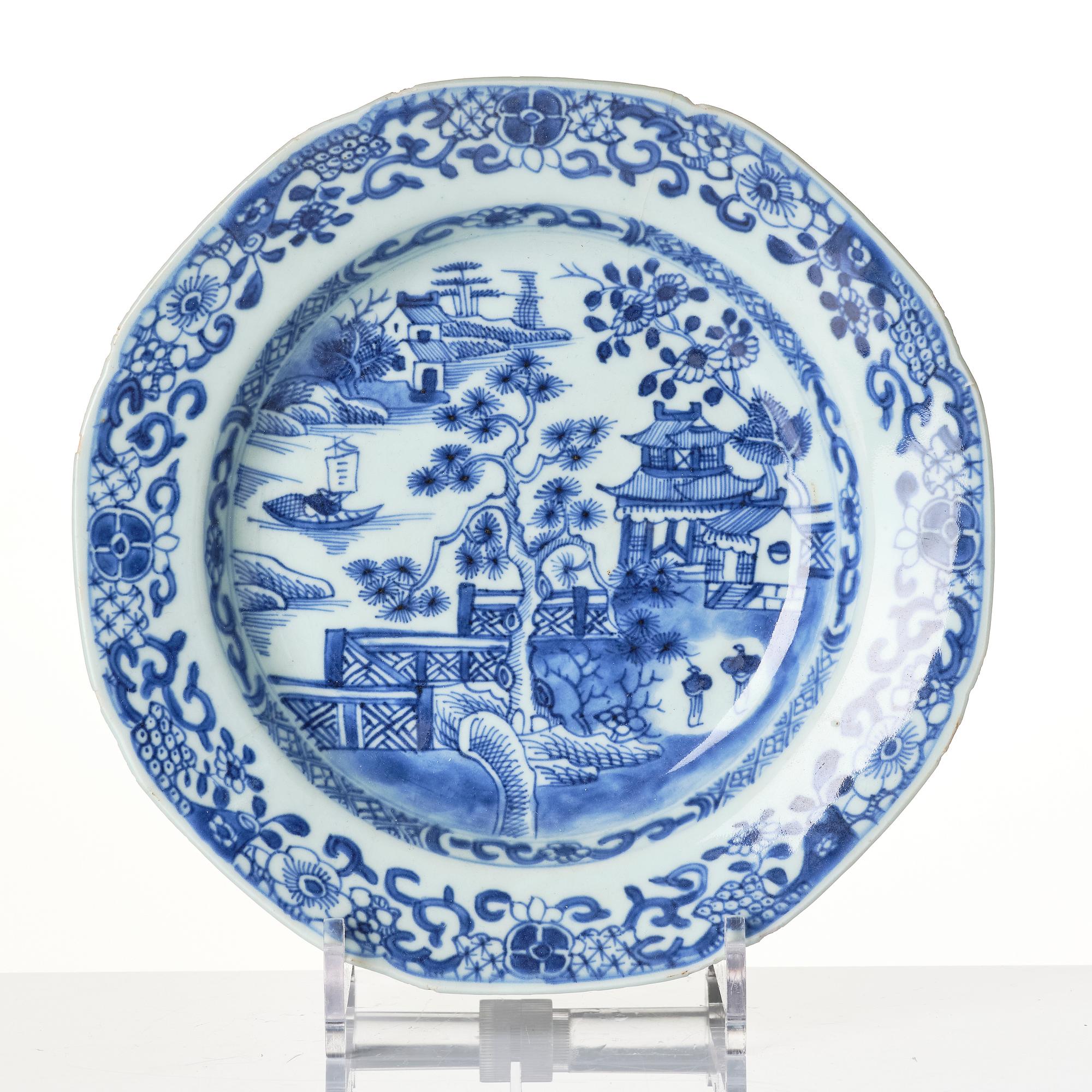 A Chinese blue and white porcelain service, 16 pieces, Qing dynasty, Qianlong (1736-95).
