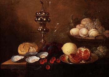 Jan van den Hecke d.ä, Stilleben med silverbägare, ostron, granatäpple, körsbär och druvor.