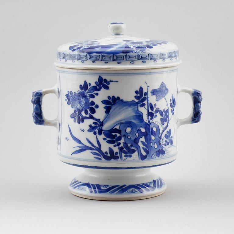 LOCKPOKAL på fot, porslin, Kina, Kangxi 1662-1722.