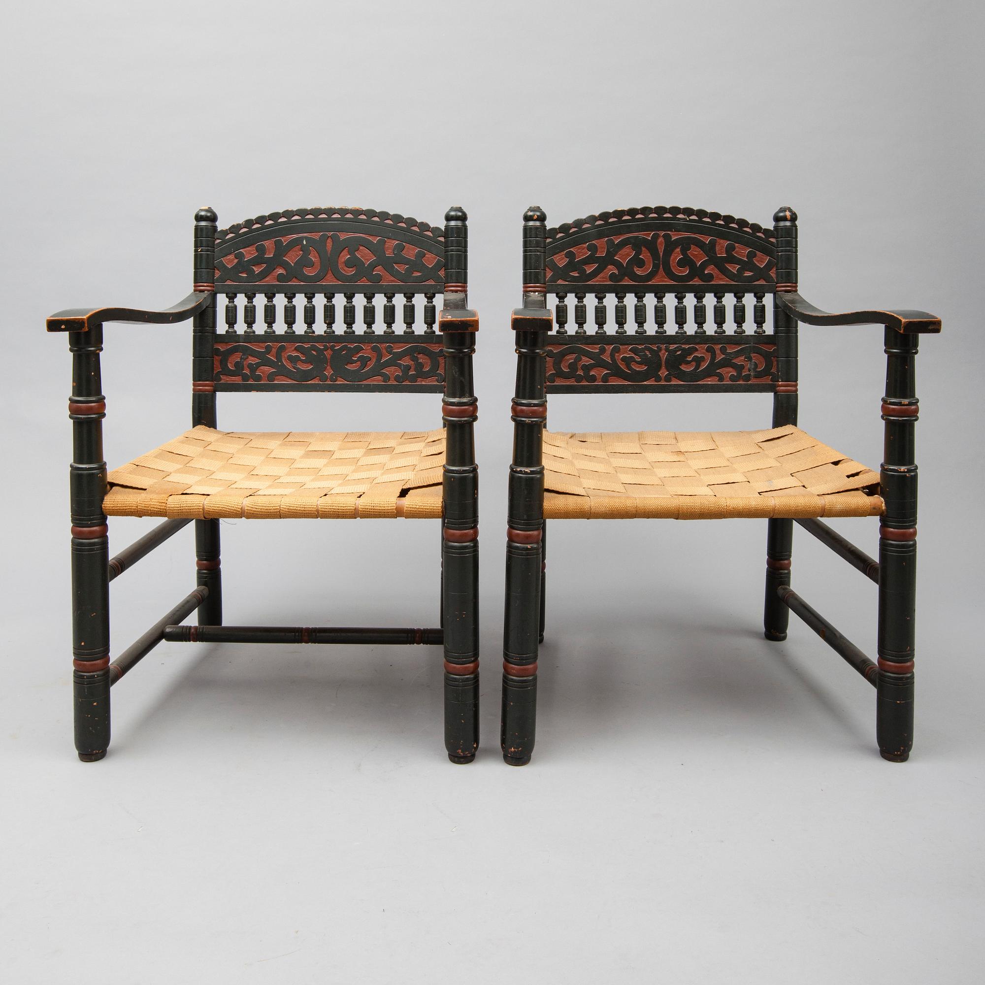 KARMSTOLAR, ett par, nationalromantisk stil, 1900-talets första hälft.