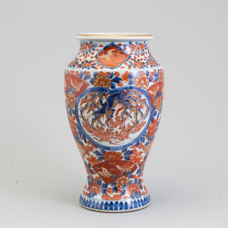 A Japanese imari porcelain vase, Meiji (1868-1912).