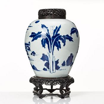 A blue and white Transitional jar, Qing dyansty, 17th Century.