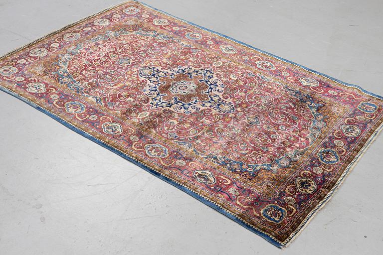 A rug, semi-antique silk Kashan, ca 194 x 127 cm.