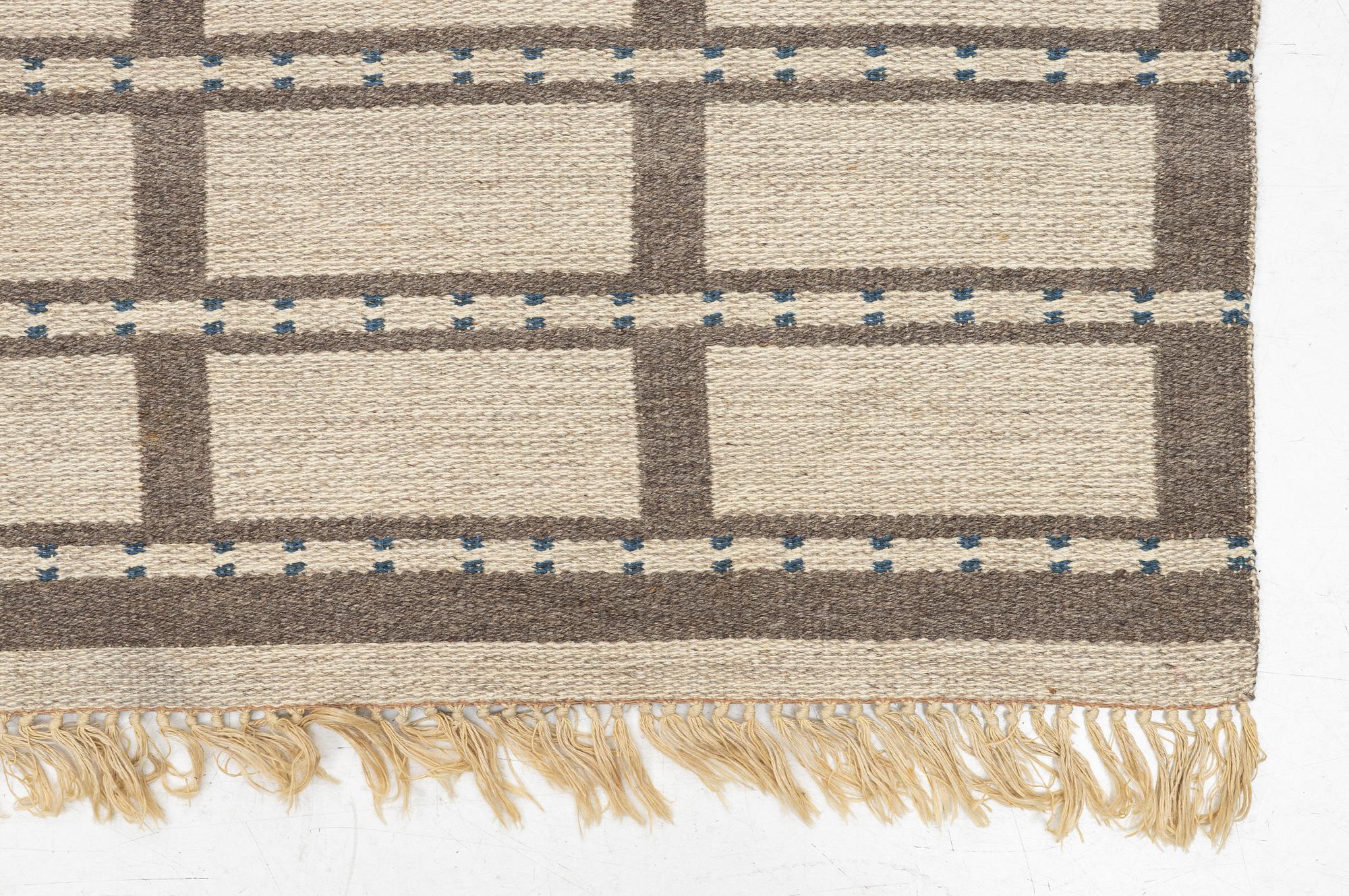 A machine-woven carpet (so-called double-woven), approx. 284 x 202 cm.