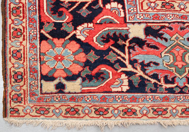 A carpet, semi-antique Heriz, ca 590,5 x 374,5-384,5 cm.