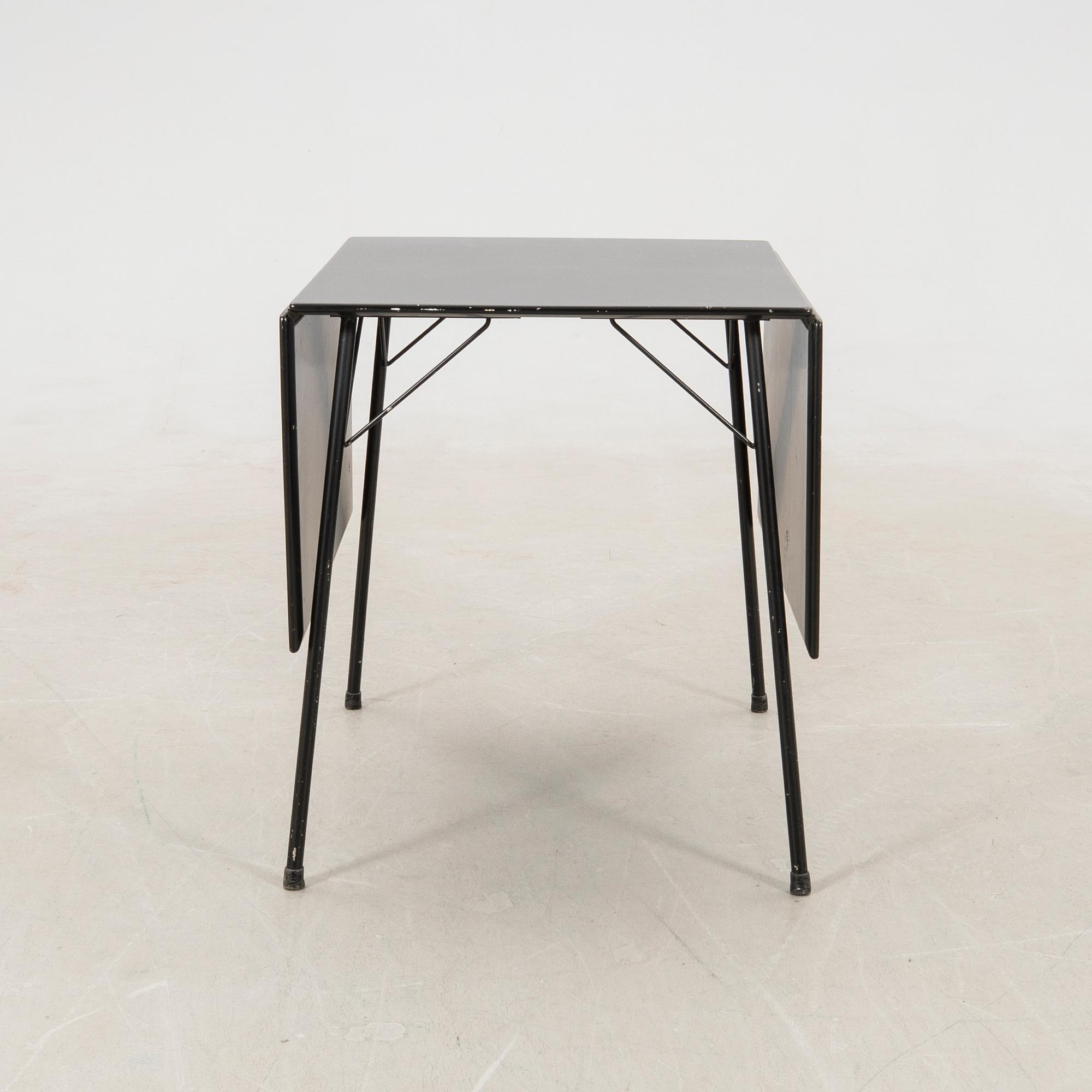 Arne Jacobsen, drop-leaf table, model 3601, Fritz Hansen, Denmark, 1960s.