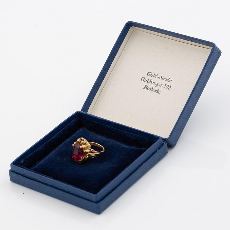 Ring 18K gold with synthetic red stone.