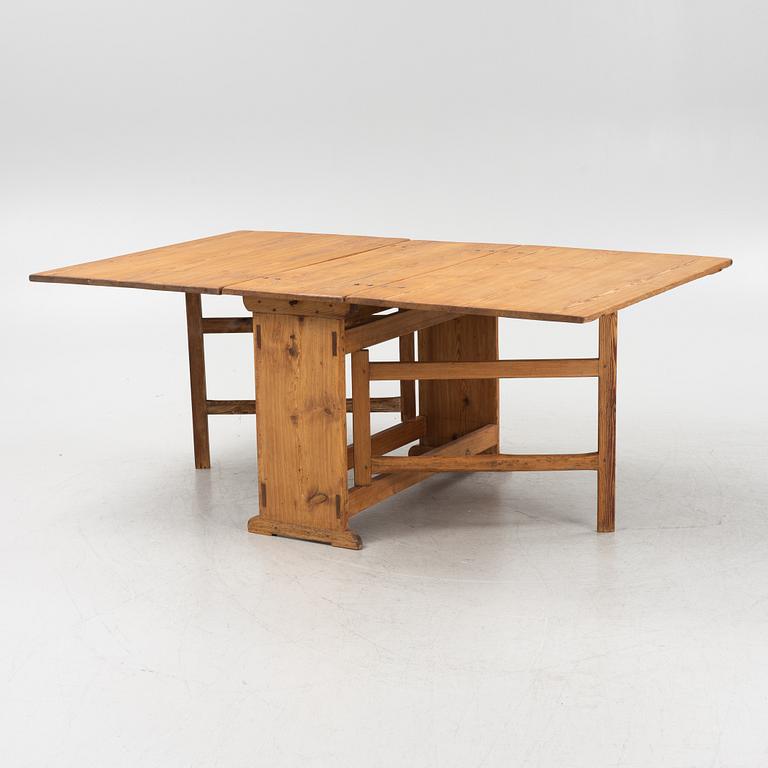 A pine gate-leg table, circa 1800.