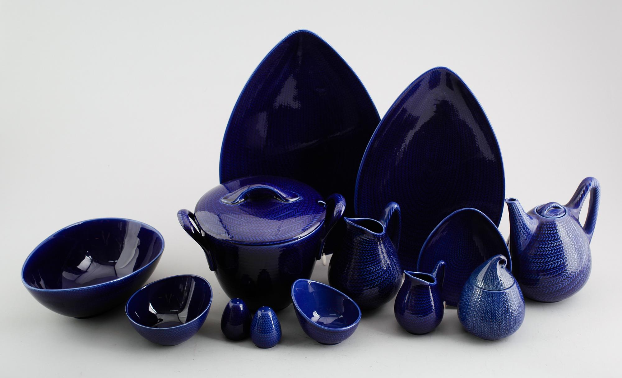 SERVISPORSLIN, 17 delar, porslin, "Blå Eld", Hertha Bengtson, Rörstrand.