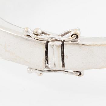 Armring 18K vitguld med baguetteslipade diamanter och blå safirer.
