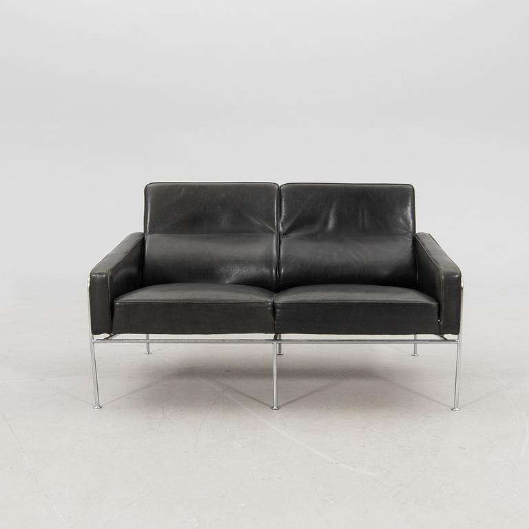 Arne Jacobsen, soffa ""Lufthavnssofa" "AJ 3302 2"  för Fritz Hansen 1970-tal.