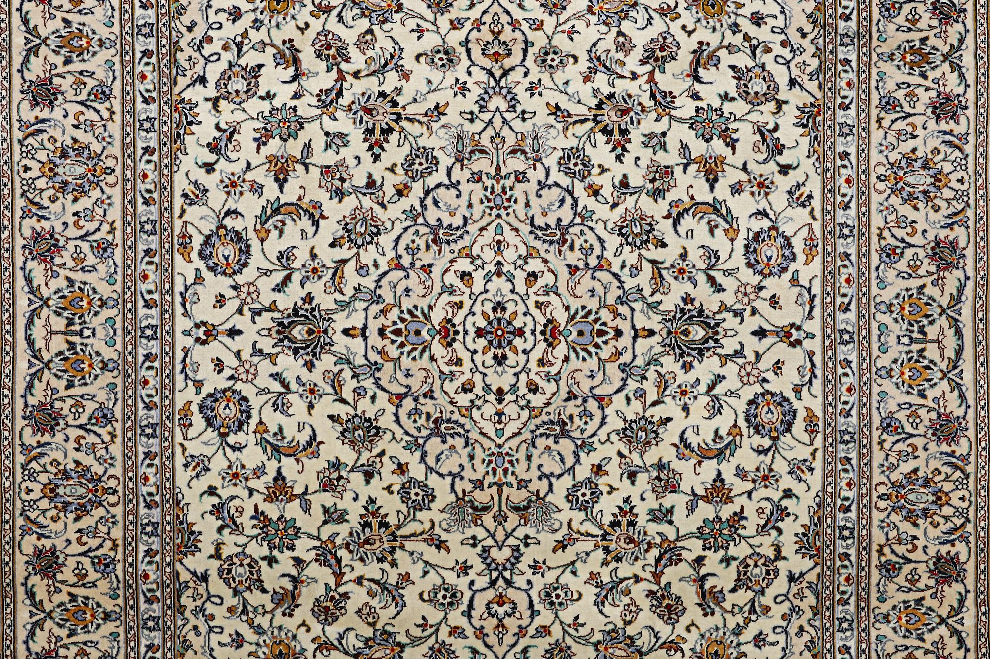A carpet, Kashan, ca 345 x 238 cm.