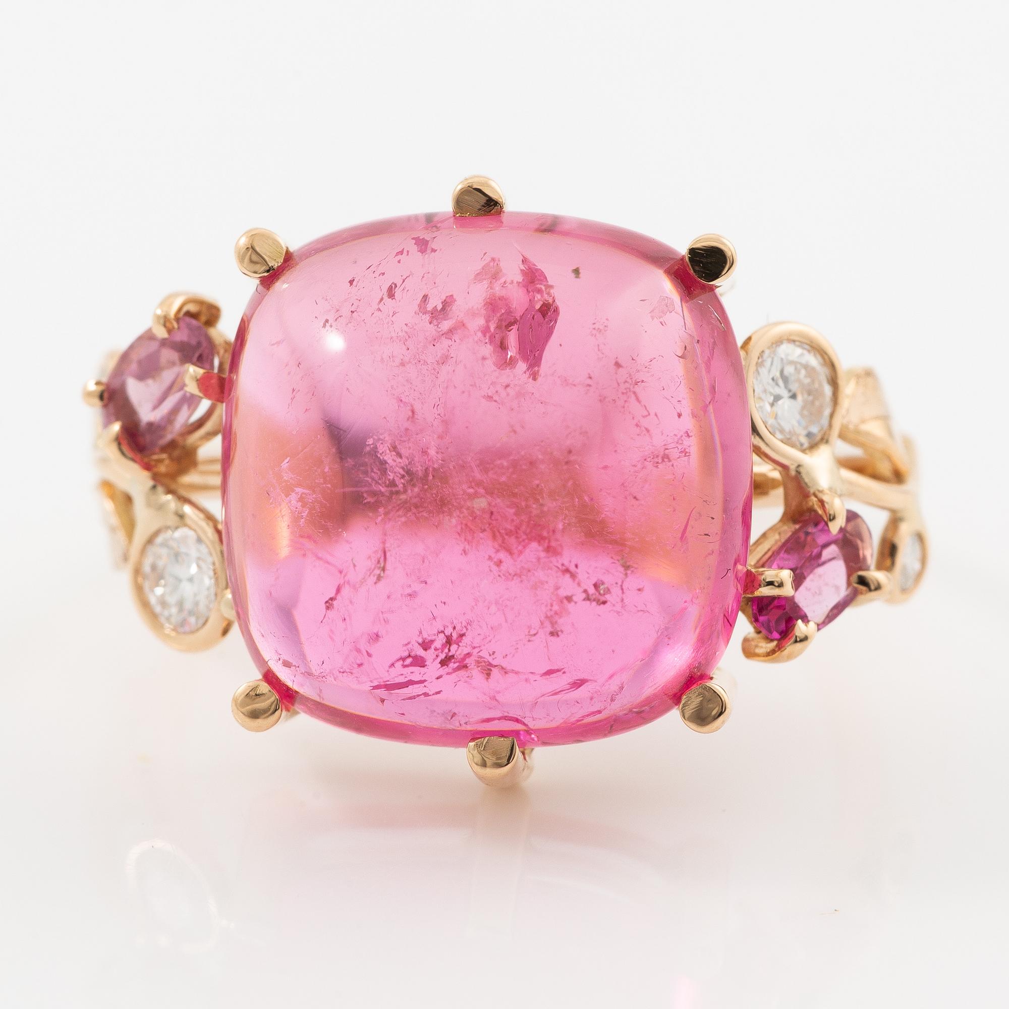 Ring, Mandelstam, 18K gold with cabochon-cut rubelite (tourmaline) and brilliant-cut diamonds and tourmalines.