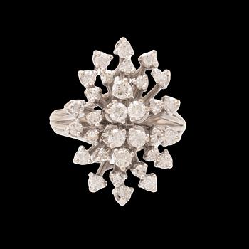 Ring/Cocktail ring 18K white gold with round brilliant-cut and single-cut diamonds.