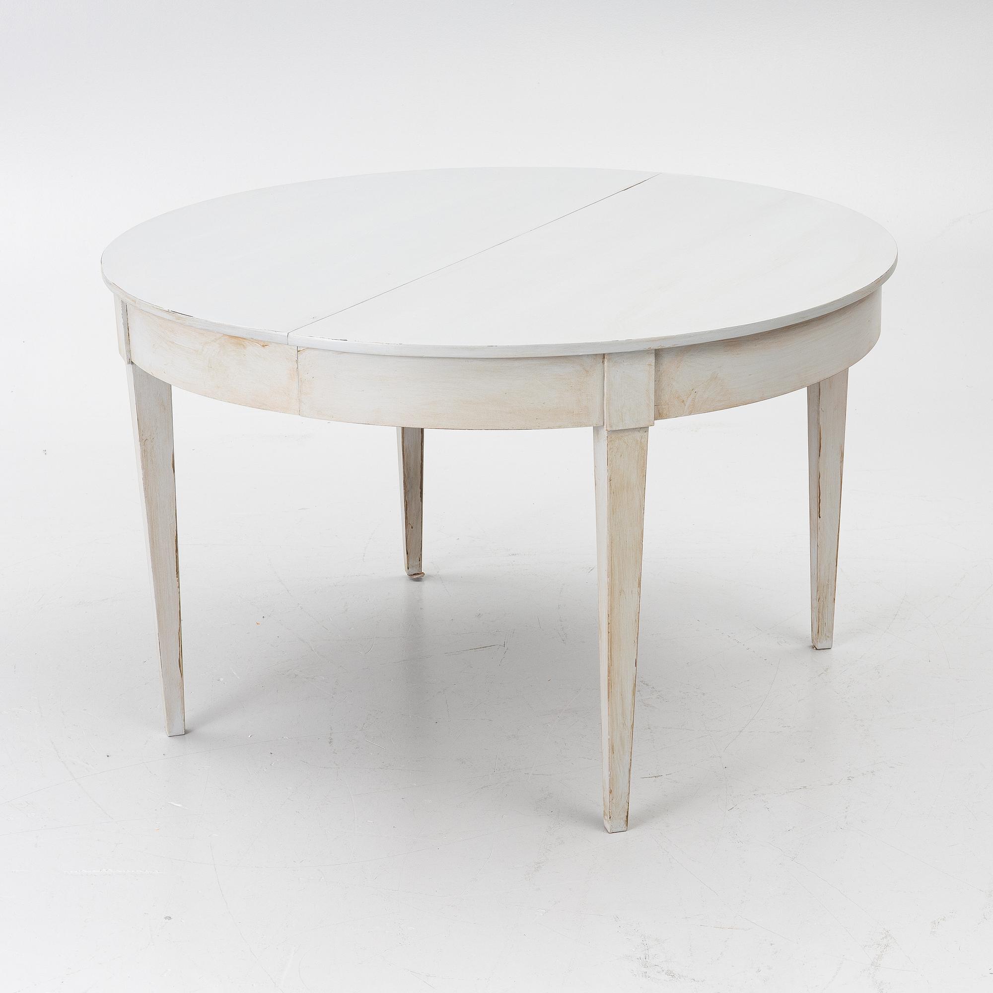 A dining table, early 20th Century.