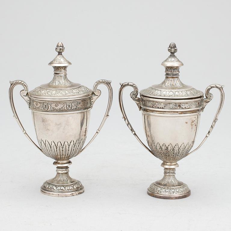 POKALER, ett par, silver, Mappin & Webb, Sheffield, 1935 & 1939. Vikt ca 186g.