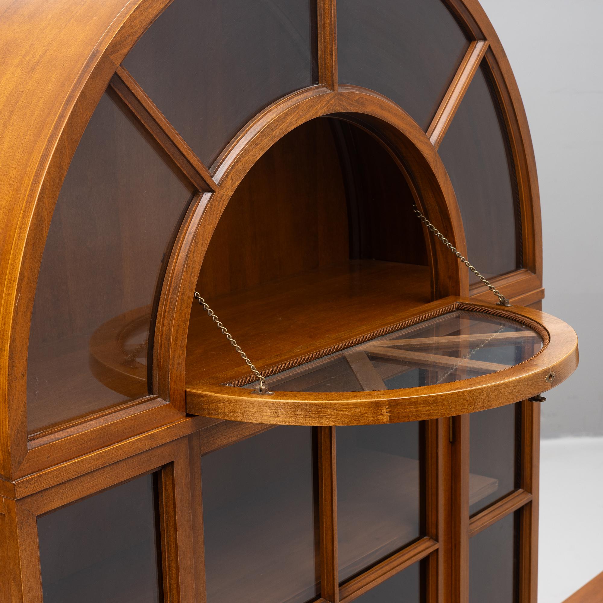 Vitrinskåp, ett par, samt skåp, Selva, Italien.