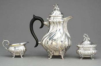 KAFFESERVIS, 3 delar, rokokostil, silver, CG Hallberg, 1948-1957, Totalvikt 827 gram. (inkl. kannans handtag).