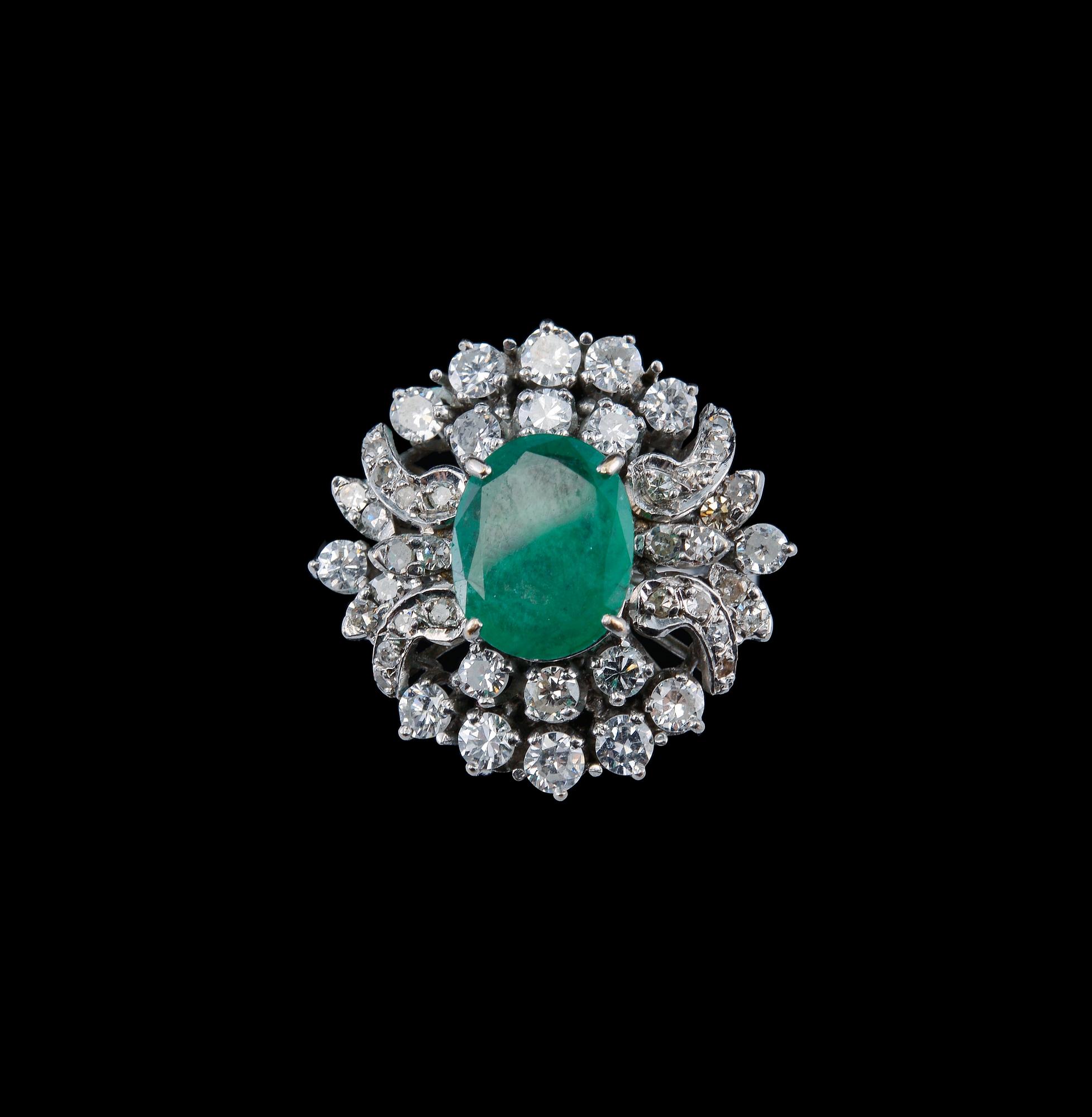 RING, 8/8 och 16/16 slipade diamanter ca 1.50 ct. Smaragd ca 2.69 ct. Vikt 10 g. Gemmologintyg.