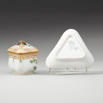 CREMEKOPPAR med FAT, 12 stycken, porslin. "Flora Danica", Royal Copenhagen, Danmark, 1900-tal.