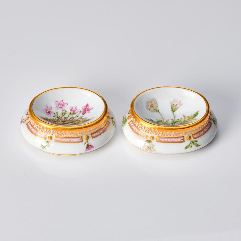 Saltkar, ett par, porslin. "Flora Danica", Royal Copenhagen, Danmark, 1900-tal.