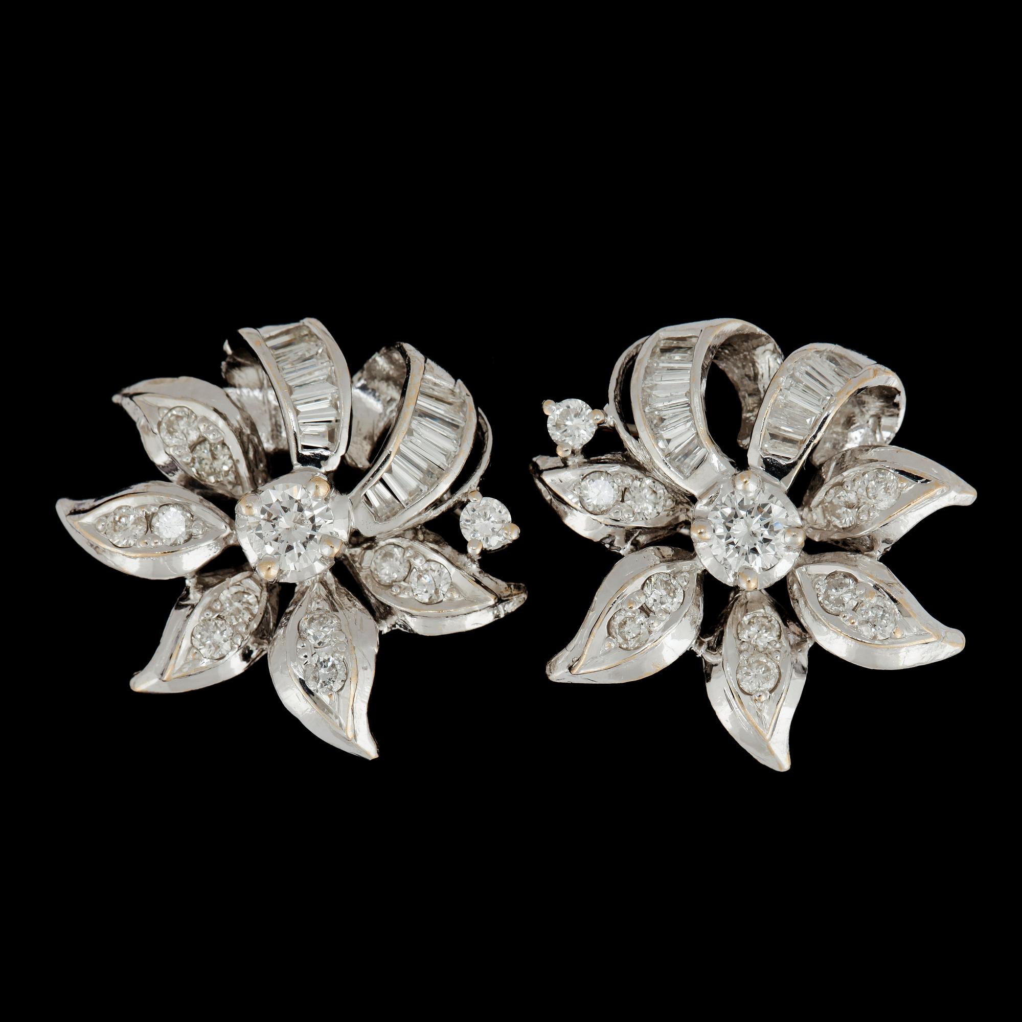 ÖRHÄNGEN, briljantslipade samt baguette slipade diamanter tot. ca 1.00ct, 14K.