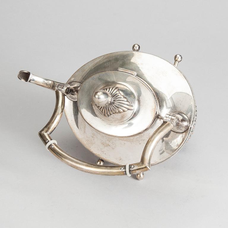 TEKANNA MED RECHAUD, silver, K. Andersson, Stockholm 1905. Vikt 1493 g.