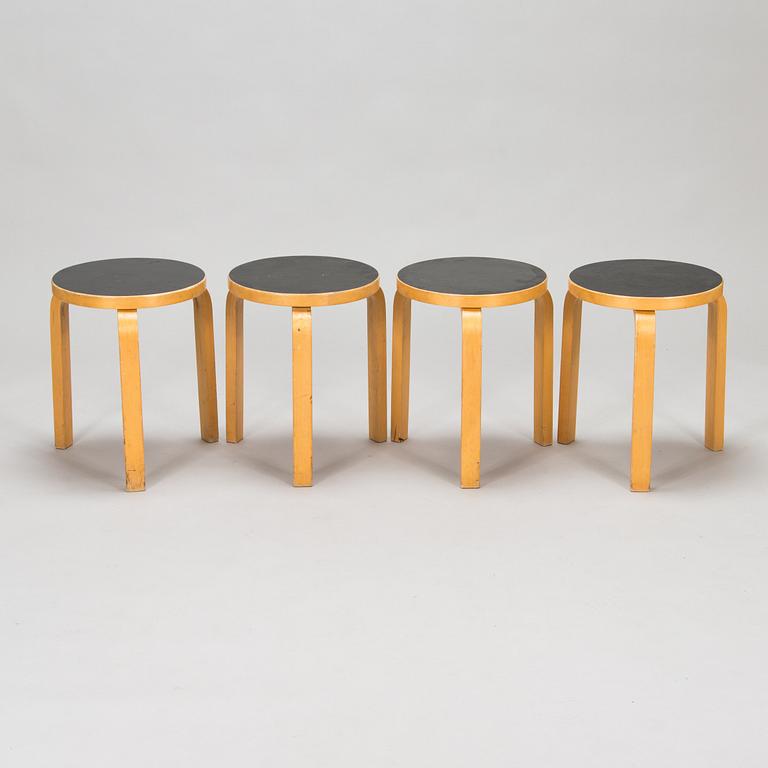 Alvar Aalto, klaffbord "DL82" och pallar, 4 st "60", för O.Y. Huonekalu-ja Rakennustyötehdas A.B 1900-talets mitt.