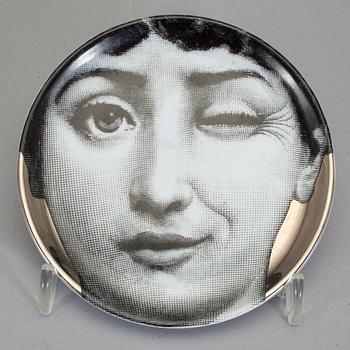 PIERO FORNASETTI, tallrikar, 2 st samt fat, porslin. Fornasetti, Milano, Italien.