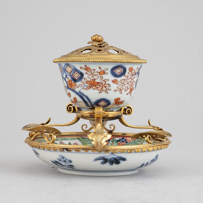 Tekopp, porslin, Kina Qingdynastin, Qianlong (1736-1795) samt fat, porslin, Japan, 1900-tal. Omgjort till askfat.