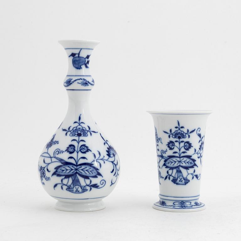 Four 'Blue Onion' porcelain vases, a lidded sugarbowl, an ashtray and a salter, Meissen, first half of the 20th Century.