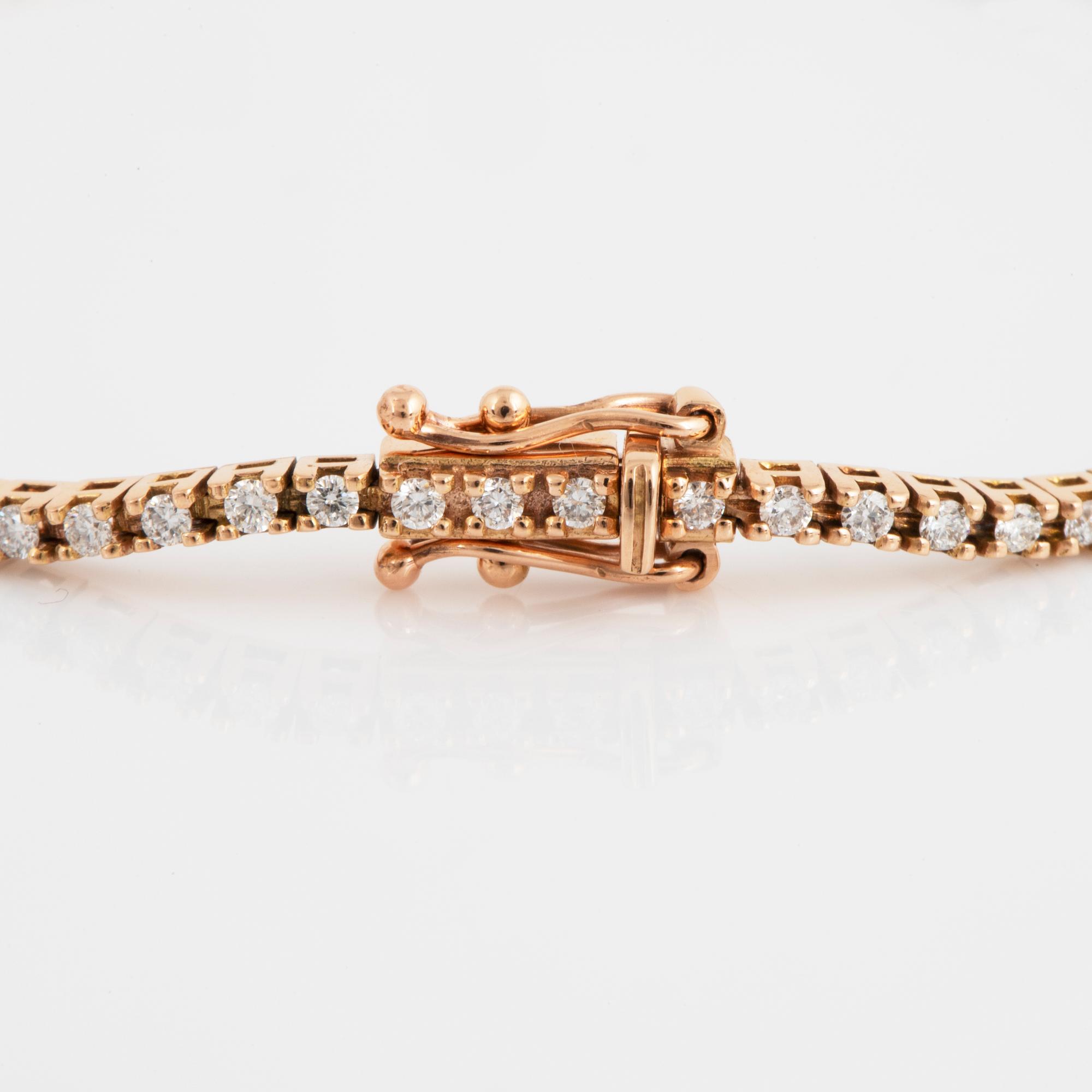 A TENNIS BRACELET in 18K gold set with round brilliant-cut diamonds.