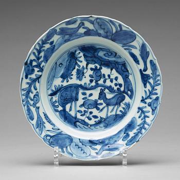 877. Three odd blue and white dishes Ming dynasty, Wanli (1572-1620).