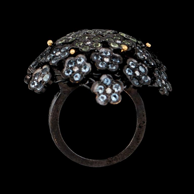 COCKTAILRING, svärtat silver/guld, gröna peridoter och blå topaser.