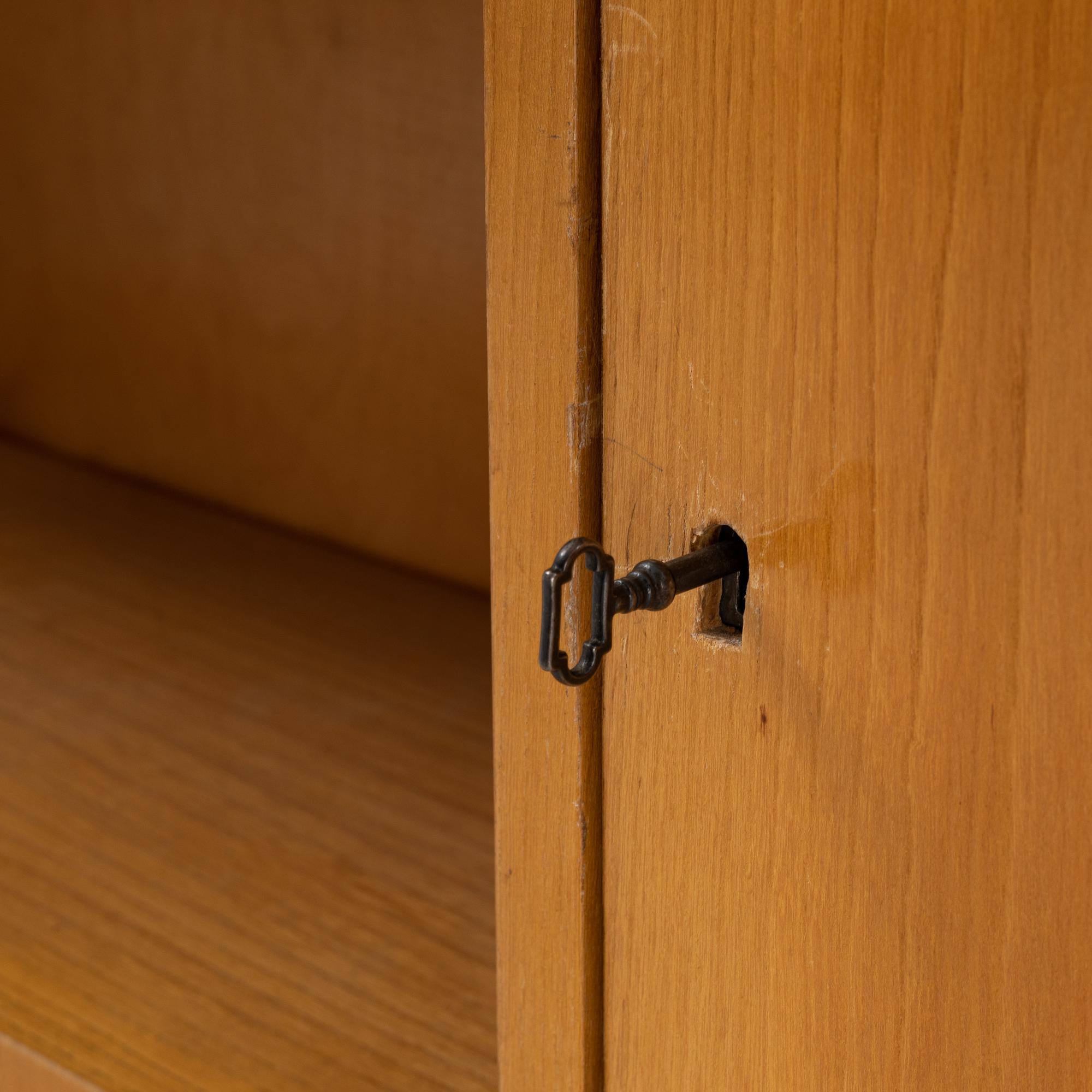 Bokhylla med skåp och lådor. 1900-talets mitt.