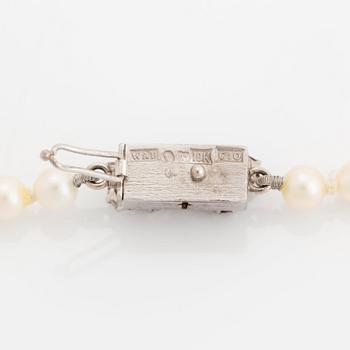 WA Bolin två collier odlade pärlor lås 18K vitguld med runda briljantslipade diamanter och rubiner.