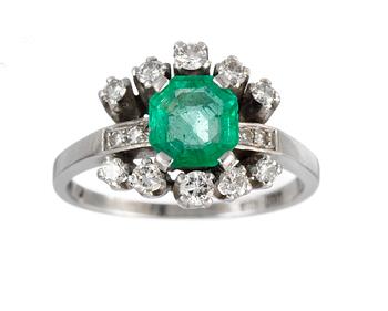 527. Ring, set with an emerald, 1.20 cts, and diamonds, 0.46 cts.