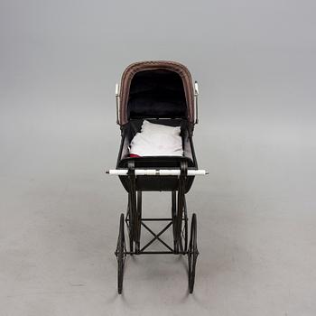 DOCKVAGN, Aktiebolaget A.W. Nilssons Fabriker, Malmö och GRAMMOFONSPELARE FÖR BARN, 1800- och 1900-tal.