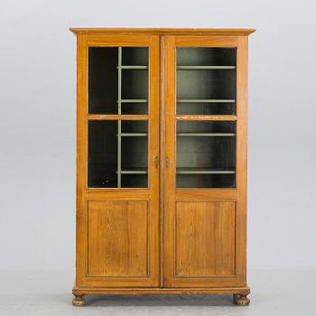 VITRINSKÅP, omkring sekelskiftet 1800/1900.