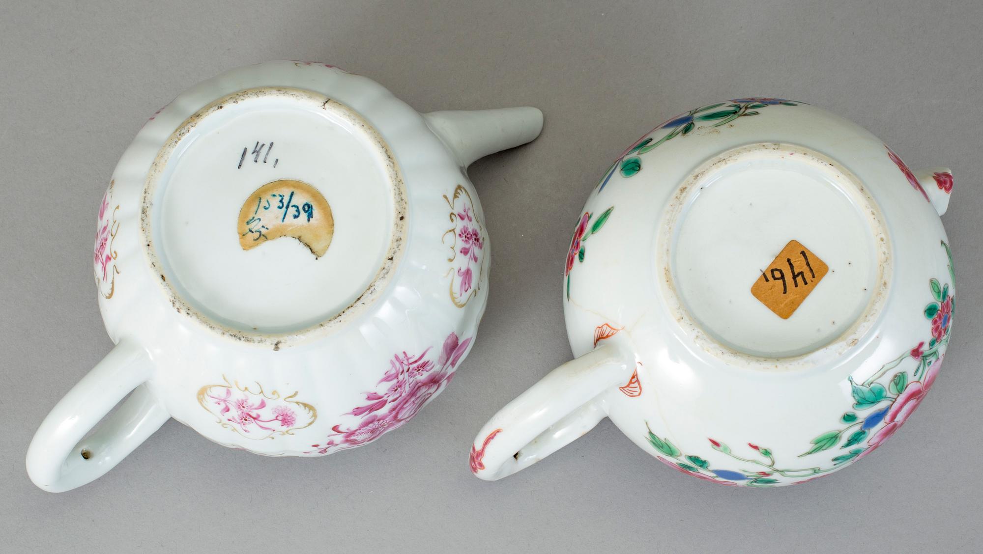 TEKANNOR, 2 st, porslin, Qingdynastin, Qianlong (1736-95).