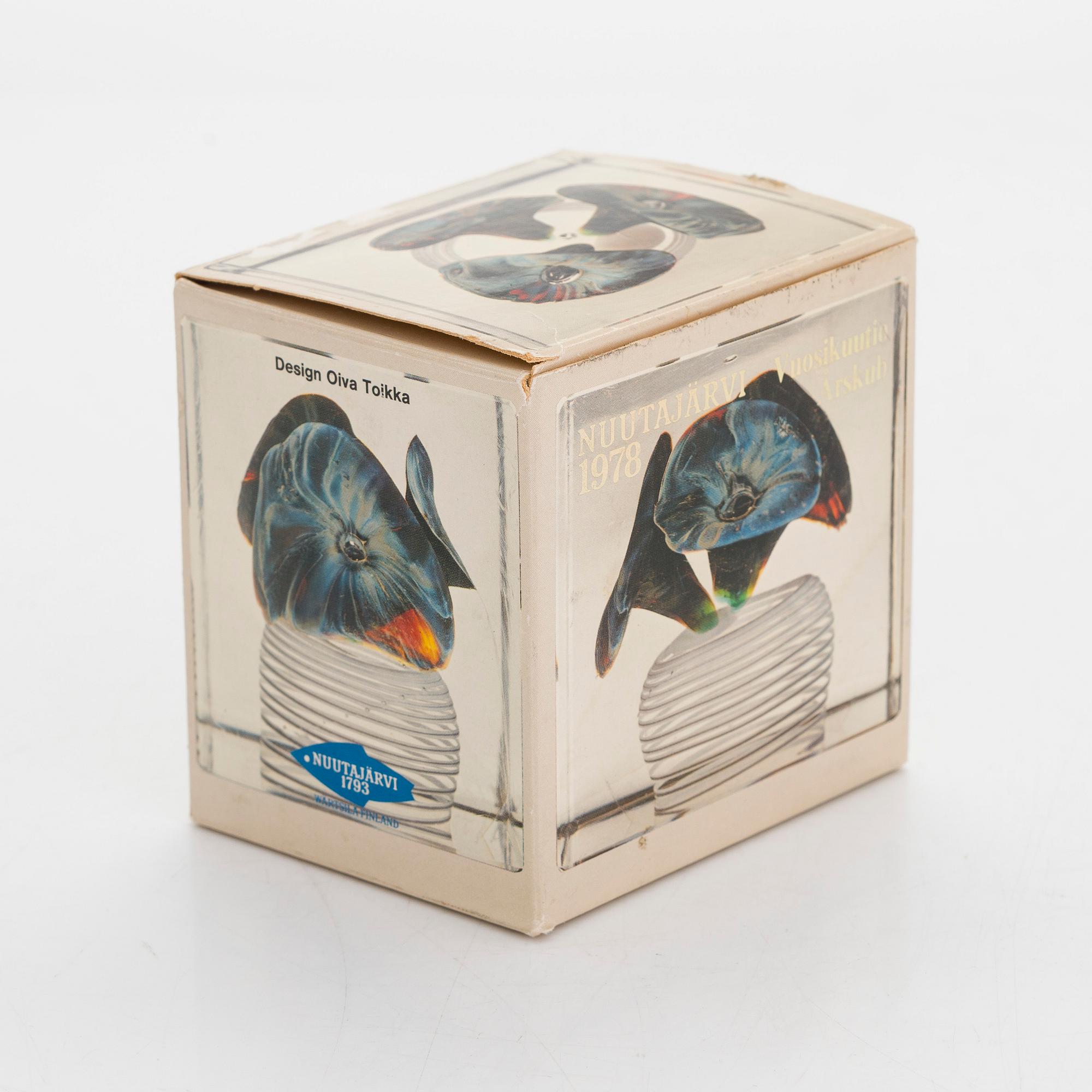 Oiva Toikka, årskub, glas, signerad Oiva Toikka, Nuutajärvi 1978, numrerad 67/2000.