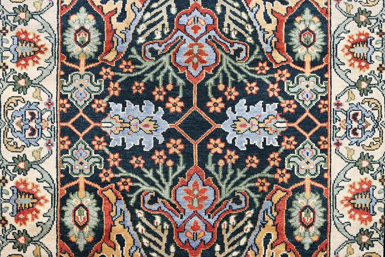 Matta, orientalisk med sk. Mamlukdesign, ca. 308 x 250 cm.