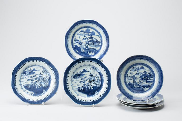 TALLRIKAR, 7 st, porslin, sen Qing, 1800-tal.