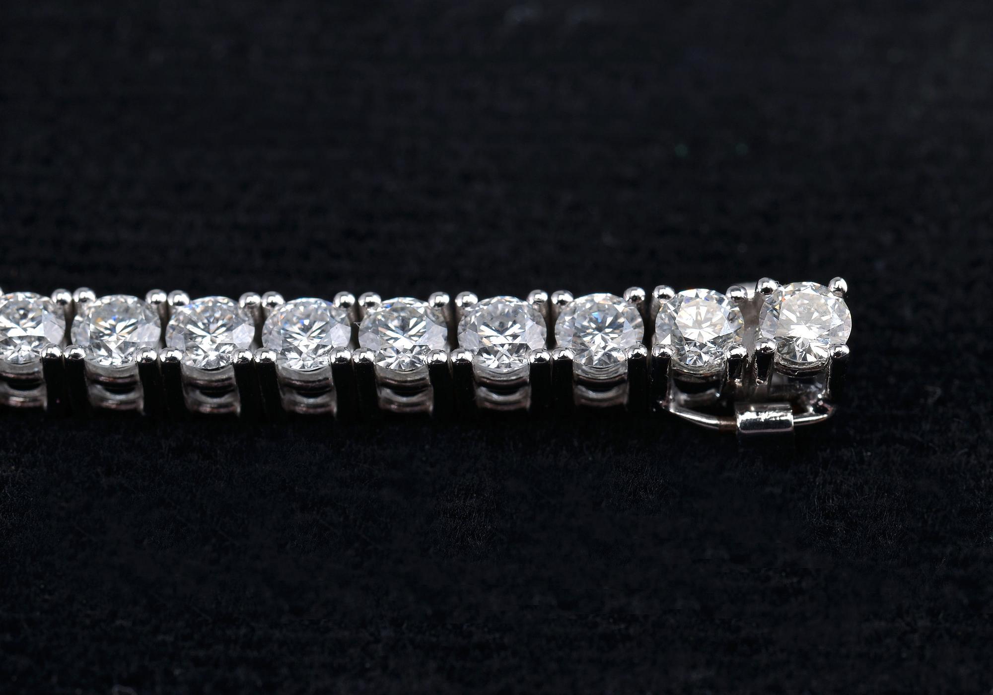 RANNEKORU, briljanttihiottuja timantteja 5,6 ct. H/si 18K valkokultaa. Pituus 18 cm, paino 14 g.